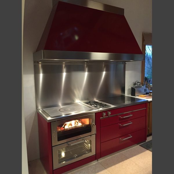 Cucina a legna con forno De Manincor mod, Domino 8 Maxi combinata con piano ad induzione Gaggenau - L'Ottagono Udine