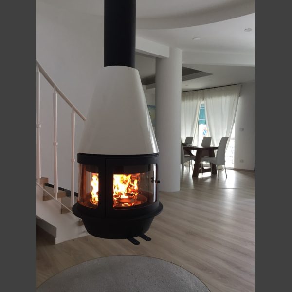 Caminetto a legna di design sospeso Traforart mod. Arlet, con visione del fuoco a 360° - L'Ottagono